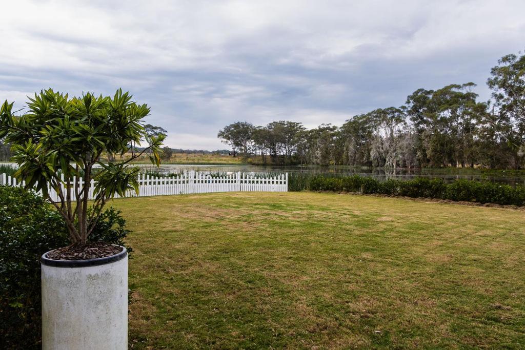 Lake Russell Retreat Emerald Beach Buitenkant foto